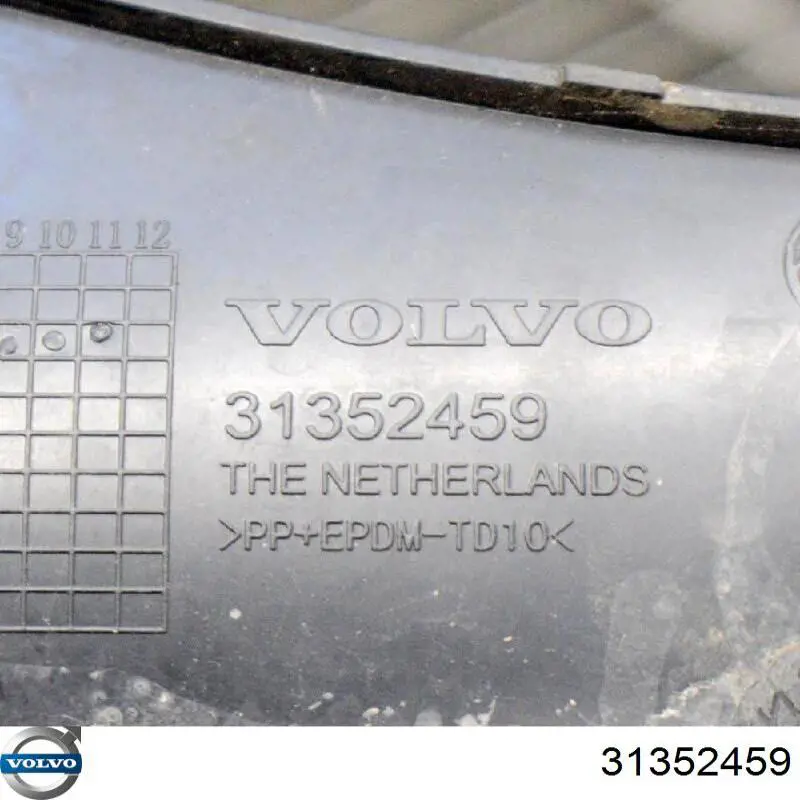 Placa sobreposta direita do pára-choque dianteiro 31352459 Volvo