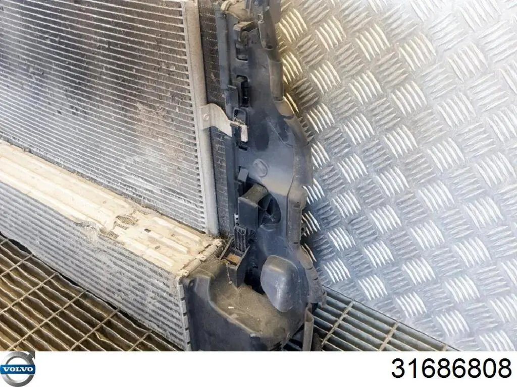 Compre 31686808 Volvo Difusor do radiador de esfriamento, montado com motor e roda de aletas