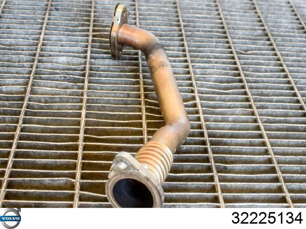 Cano derivado do sistema de recirculação dos gases de escape EGR 32225134 Volvo