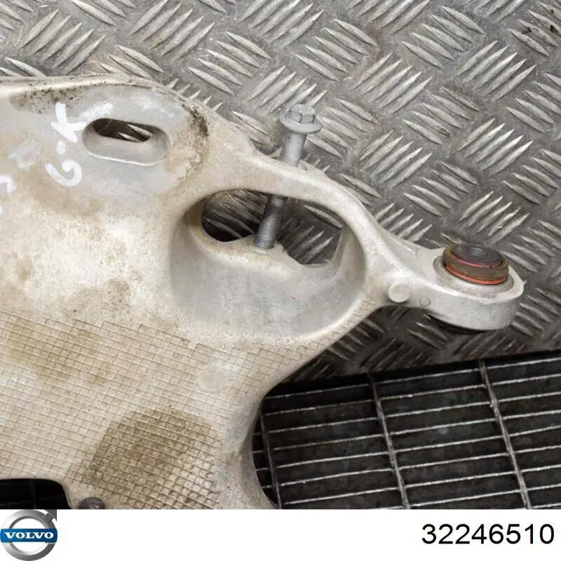 Braço oscilante inferior esquerdo de suspensão traseira 36011681 Volvo