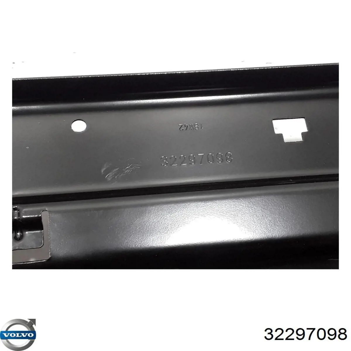 Compre 32297098 Volvo Suporte superior do radiador (painel de montagem de fixação das luzes)
