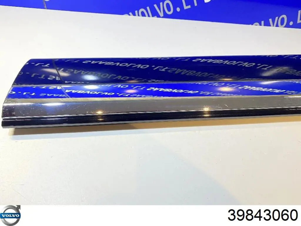 39843060 Volvo Moldura da porta traseira direita inferior