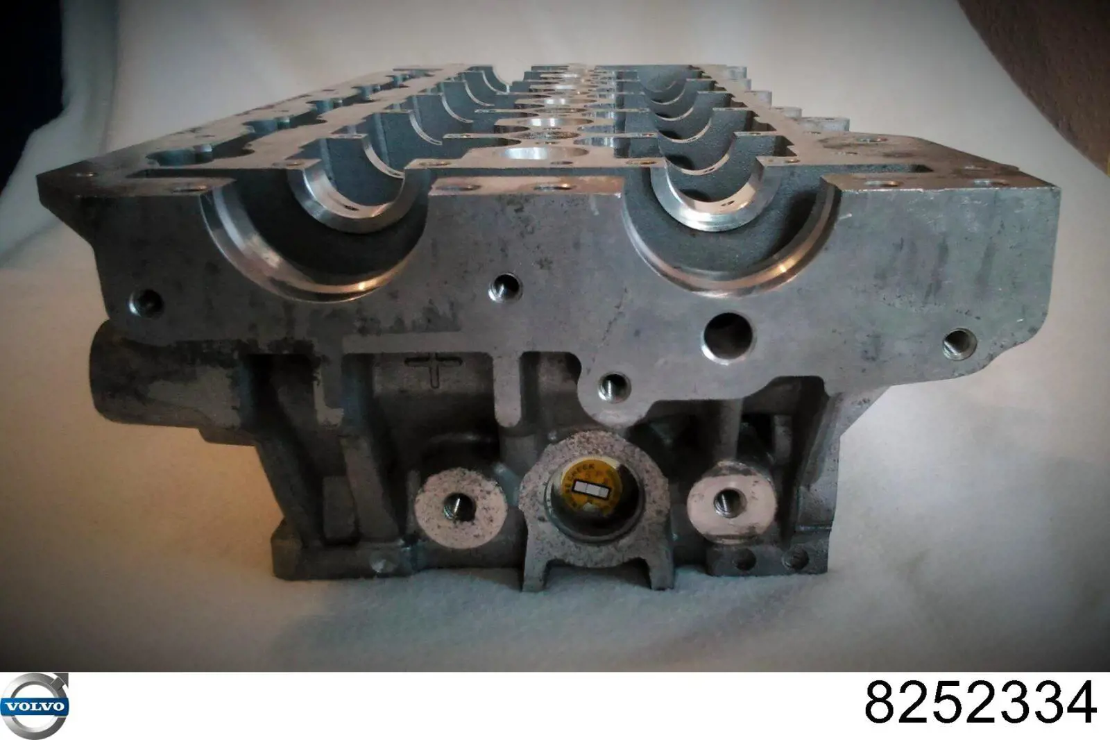 Compre 8252334 Volvo Cabeça de motor (CBC)