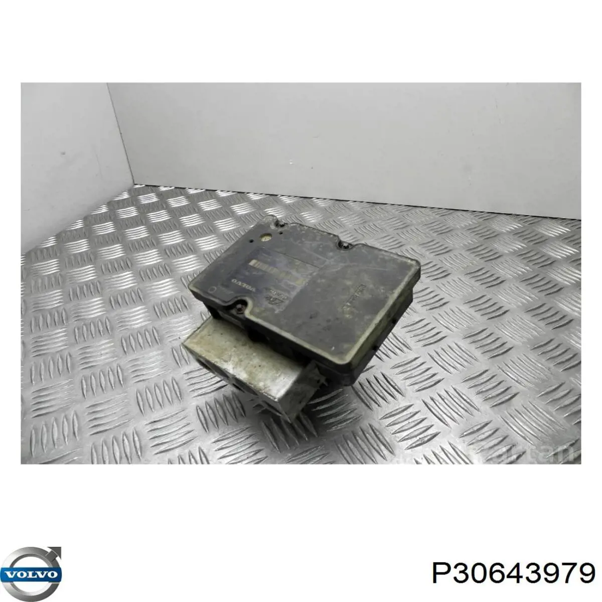  Volvo P30643979