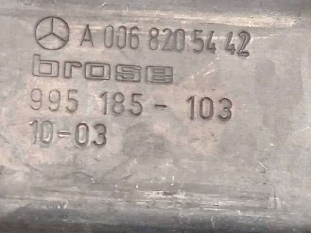 Motor de acionamento de vidro da porta dianteira esquerda 0068205442 VAG