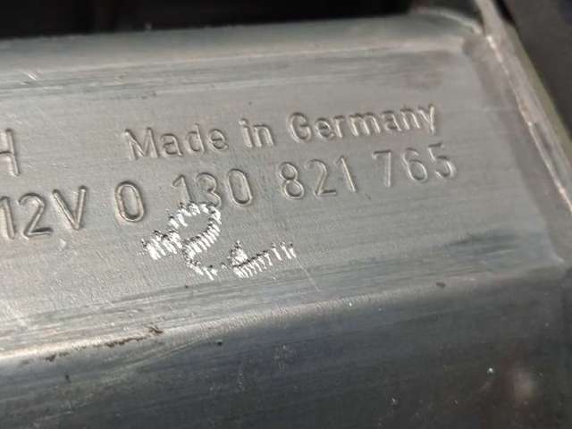 Motor de acionamento de vidro da porta dianteira esquerda 0130821765 VAG