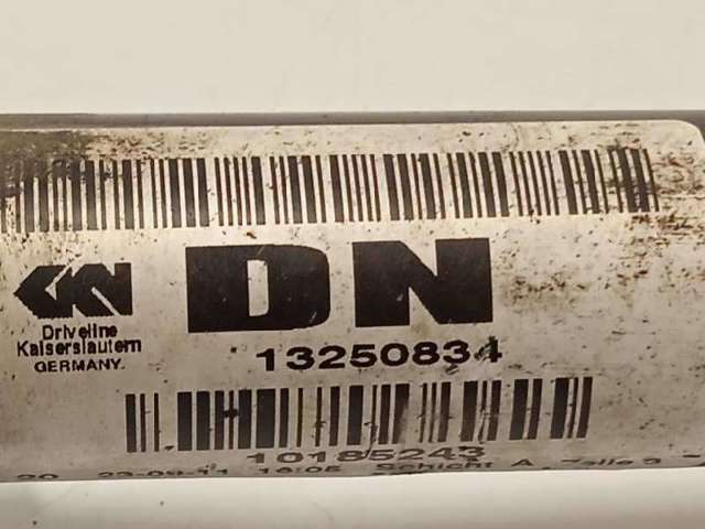 Semieixo (acionador) dianteiro esquerdo 13250834 OPEL