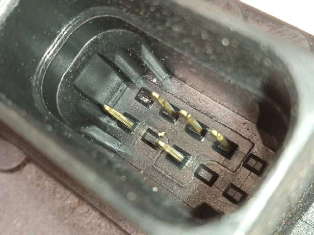 Fecho da porta dianteira esquerda 13579522 OPEL