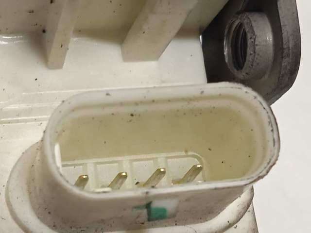 Fecho da porta traseira esquerda 2047302735 MERCEDES