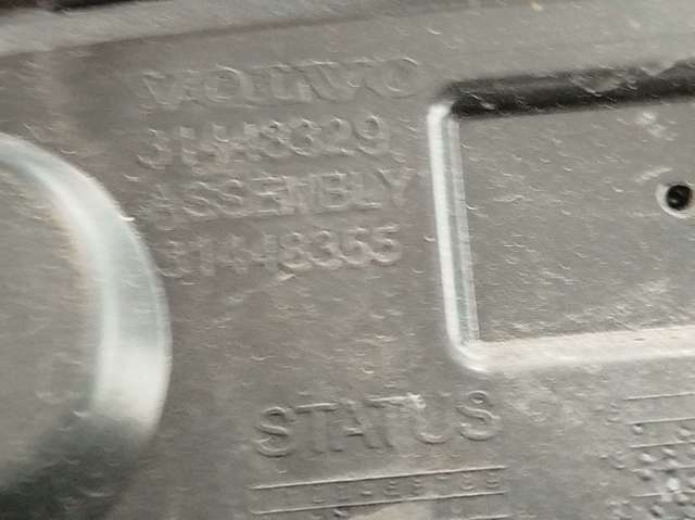 Expansor direito (placa sobreposta) de arco do pára-lama traseiro 31448329 VOLVO