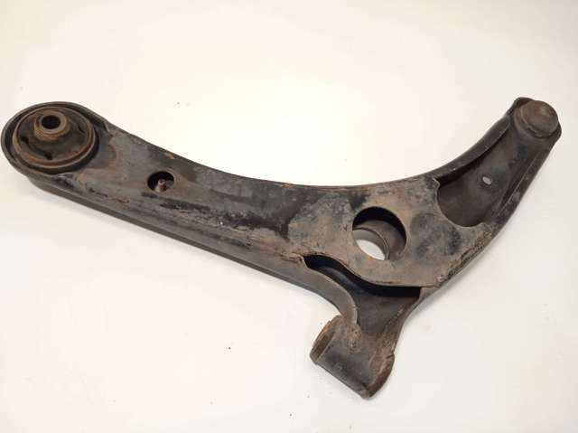 Braço oscilante inferior direito de suspensão dianteira 4013A010 MITSUBISHI