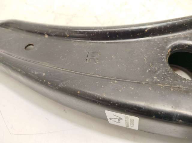 Braço oscilante inferior direito de suspensão dianteira 4013A428 MITSUBISHI