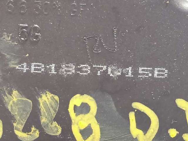 Fecho da porta dianteira esquerda 4B1837015B VAG