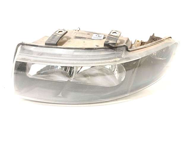 Luz esquerda 67742691 VAG