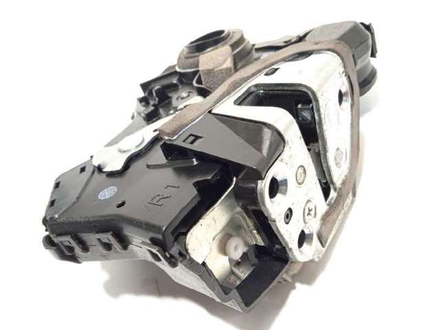 Fecho da porta dianteira direita 6903033272 TOYOTA