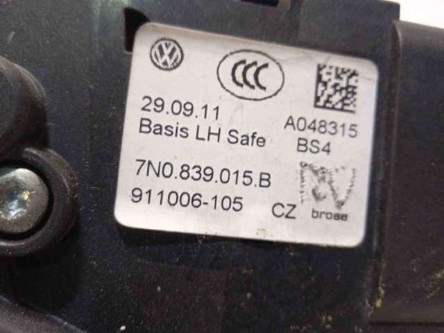 Fecho da porta traseira esquerda 7N0839015B VAG