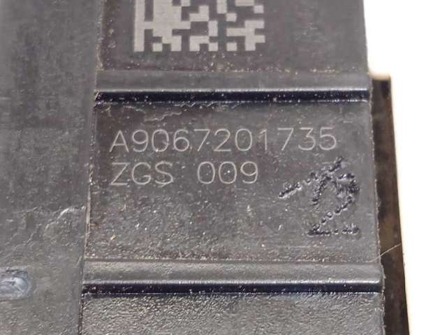 Fecho da porta dianteira direita 9067201735 MERCEDES