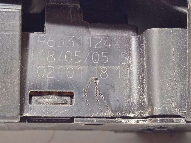 Unidade de botões dianteira esquerda de controlo de elevador de vidro 96531124XT PEUGEOT