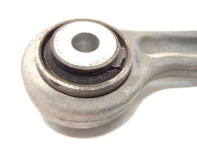 Braço oscilante superior esquerdo de suspensão traseira A2043502106 MERCEDES