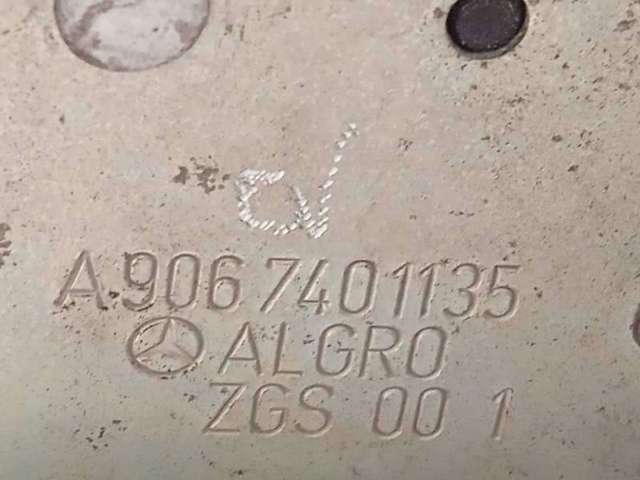 Fecho superior da porta traseira esquerda batente A9067401135 VAG