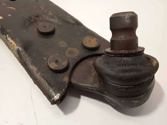 Braço oscilante inferior esquerdo de suspensão dianteira BV613A423AAD FORD
