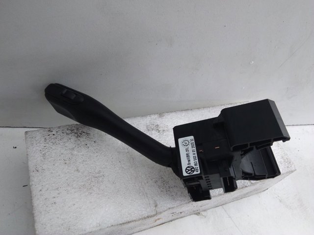 Comutador direito instalado na coluna da direção 4B0953503 VAG