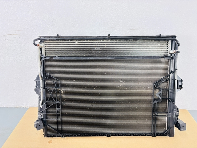 Radiador de esfriamento de motor 7P0121253A PORSCHE