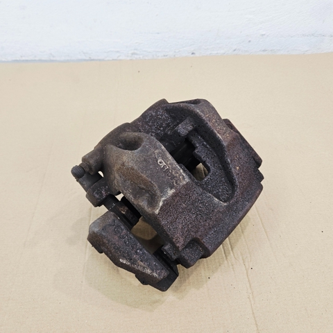 Suporte do freio dianteiro esquerdo A1664211381 MERCEDES