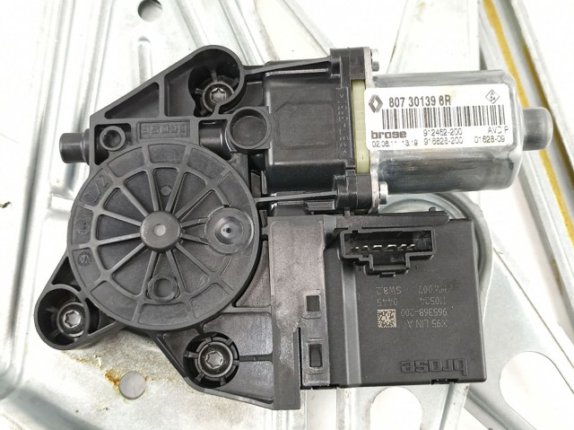 Motor de acionamento de vidro da porta dianteira direita 0130822478 RENAULT