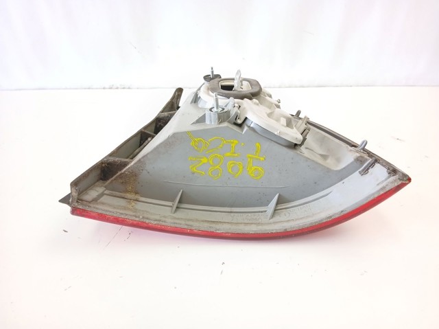 Lanterna traseira esquerda 13110929 OPEL