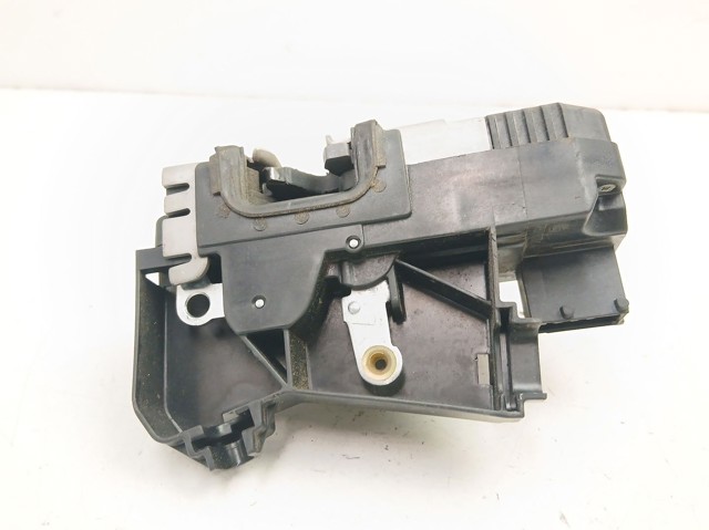 Fecho da porta dianteira esquerda 24414116 OPEL