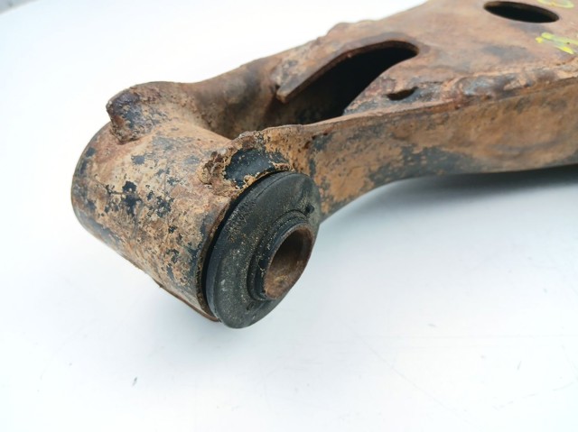 Braço oscilante inferior direito de suspensão dianteira 4520156B01 SUZUKI