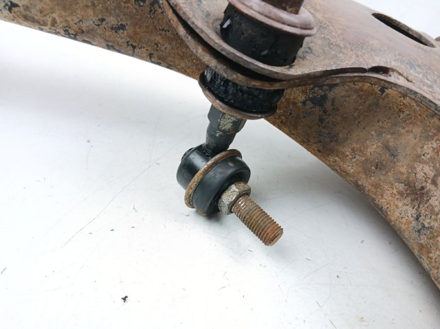 Braço oscilante inferior esquerdo de suspensão dianteira 4520256B01 SUZUKI