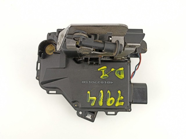 Fecho da porta dianteira esquerda 4B1837015B VAG
