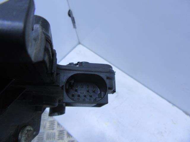 Fecho da porta dianteira esquerda 51217011241 BMW
