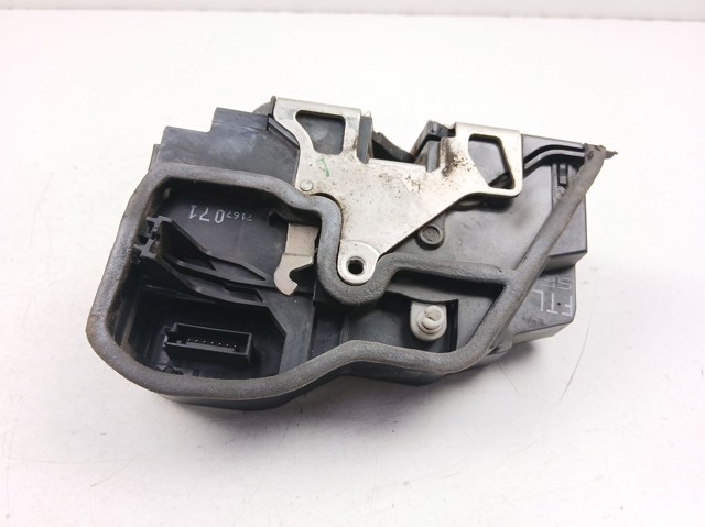 Fecho da porta dianteira esquerda 7167071 BMW