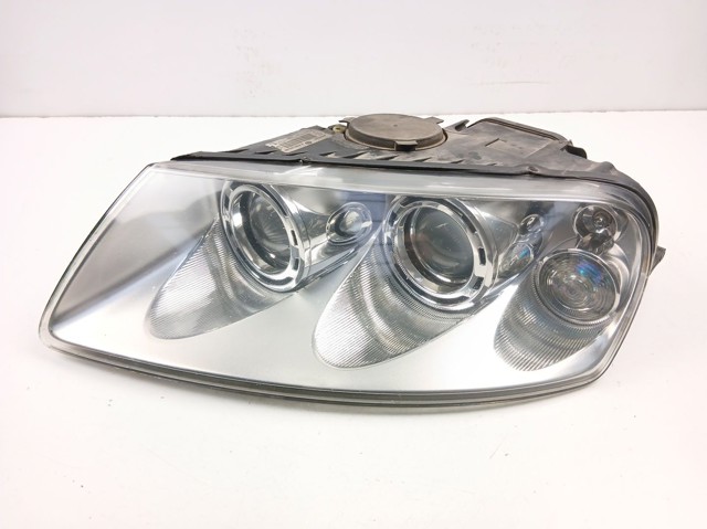 Luz esquerda 7L6941015BK VAG