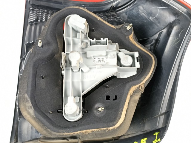 Lanterna traseira direita 8155002301 TOYOTA