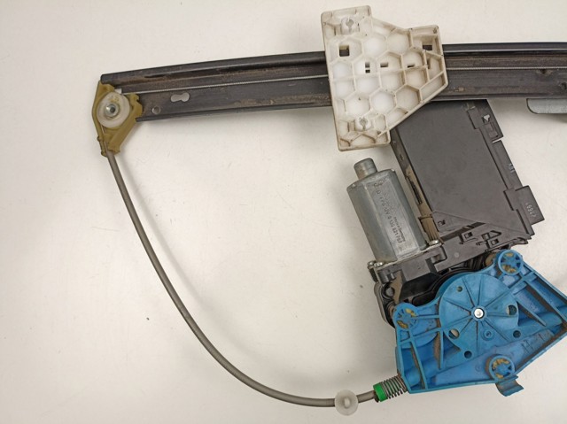 Motor de acionamento de vidro da porta traseira esquerda 8E0959801E VAG