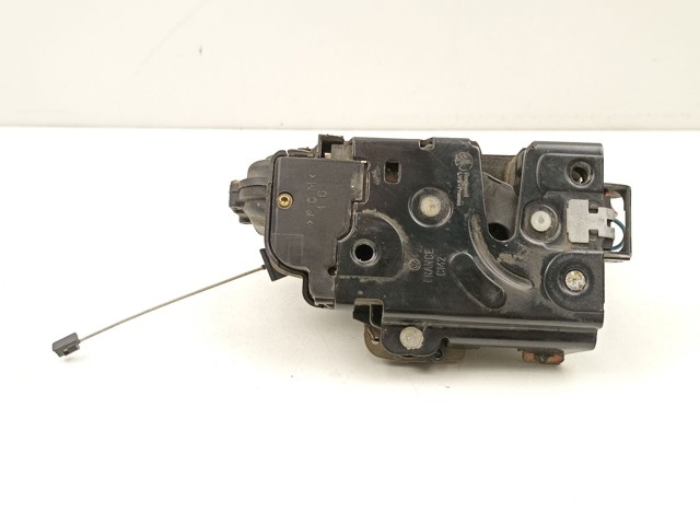 Fecho da porta dianteira esquerda 8N1837015 VAG