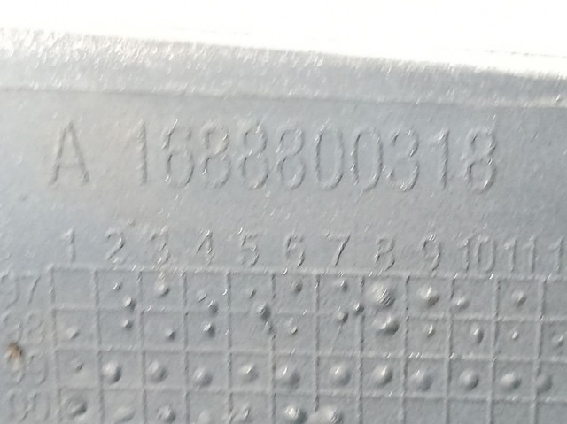Pára-lama dianteiro esquerdo A1688800318 MERCEDES