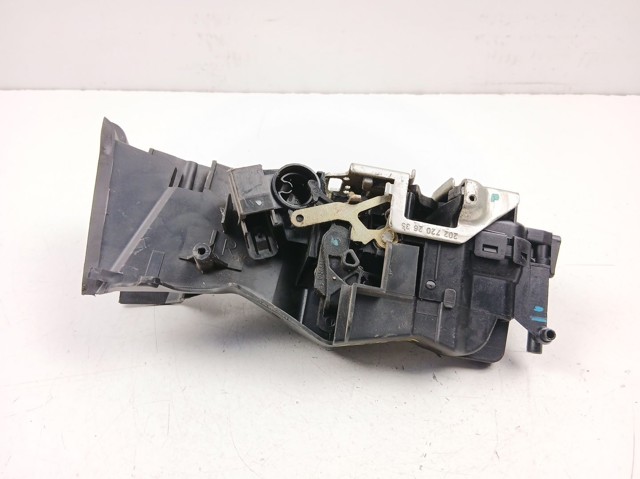 Fecho da porta dianteira direita A2027202635 MERCEDES