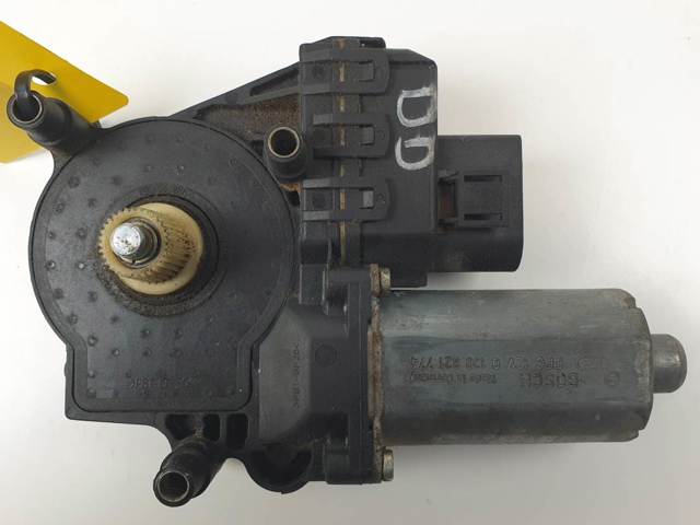 Motor de acionamento de vidro da porta dianteira direita 0130821774 VAG