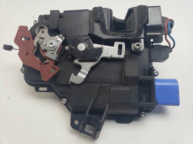 Fecho da porta dianteira direita 3B1837016CE VAG