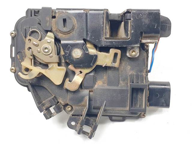 Fecho da porta traseira direita 4B0839016B VAG