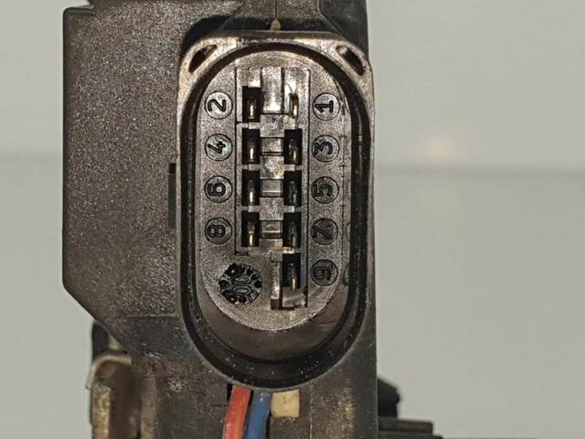Fecho da porta dianteira esquerda 4B1837015B VAG