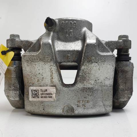 Suporte do freio dianteiro direito 58130D7600 HYUNDAI