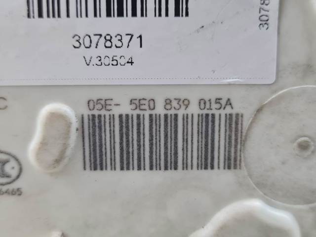 Fecho da porta traseira esquerda 5E0839015A VAG
