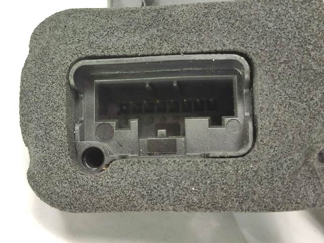 Fecho da porta traseira direita 5TA839016D VAG