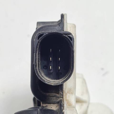 Fecho da porta traseira esquerda 6J0839015A VAG